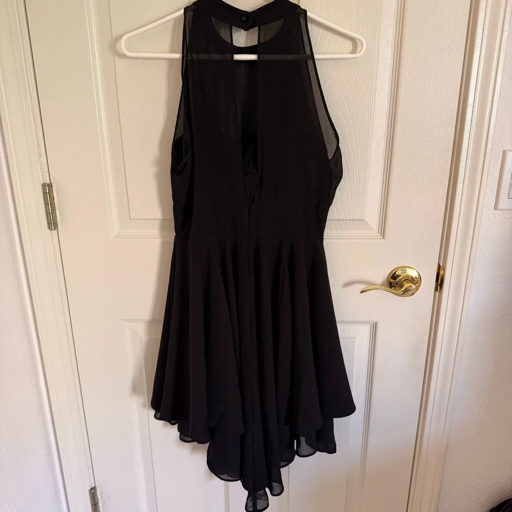 Elegant Black Sleeveless Dress - Picture 2 of 2